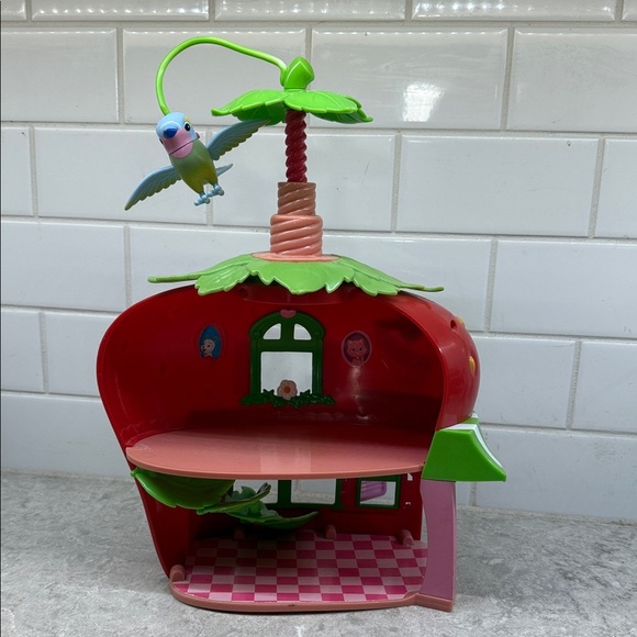 Vintage Strawberry Shortcake 2008 Playhouse with Parrot. Pre-loved. - Picture 2 of 7